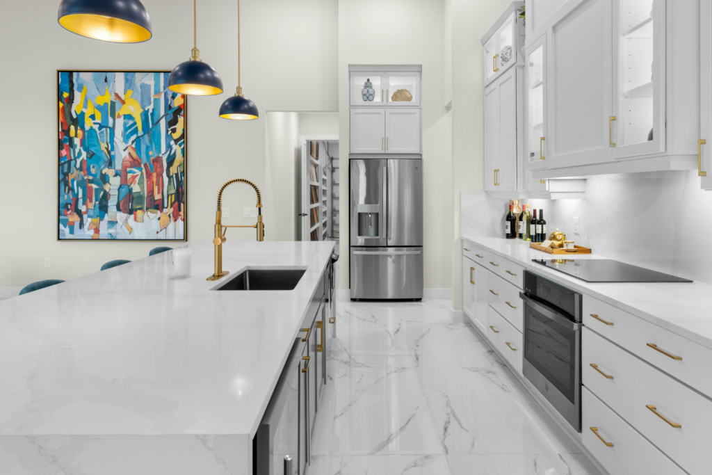 Le ceramiche effetto cemento e marmo sono oggi tra i rivestimenti per interni più apprezzati da chi progetta o rinnova casa. Queste superfici non solo offrono un’elevata resa estetica, ma garantiscono anche resistenza