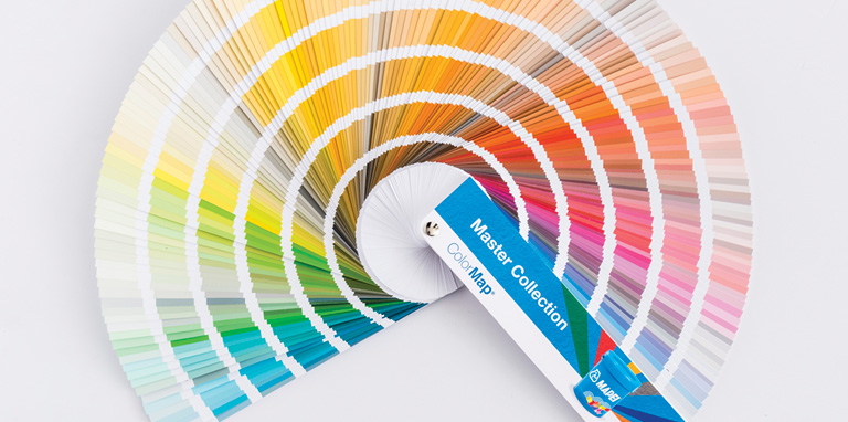 La tecnologia d'élite ColorMap rivoluziona il design d'interni: uno spettrofotometro d'avanguardia scansiona e replica fedelmente qualsiasi sfumatura da tessuti o materiali, creando pitture bio-compatibili su misura, identiche nel tempo e dedicate ai progetti residenziali più esclusivi.
